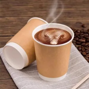 Einweg-Kaffeebecher mit Deckeln