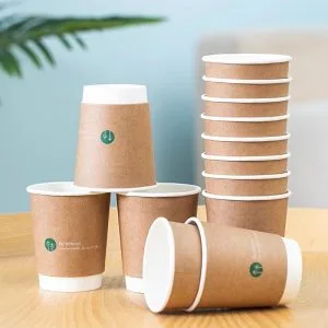 Einweg-Kaffeebecher mit Deckeln