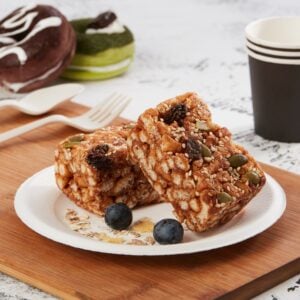 kleine papieren bordjes voor het dessert