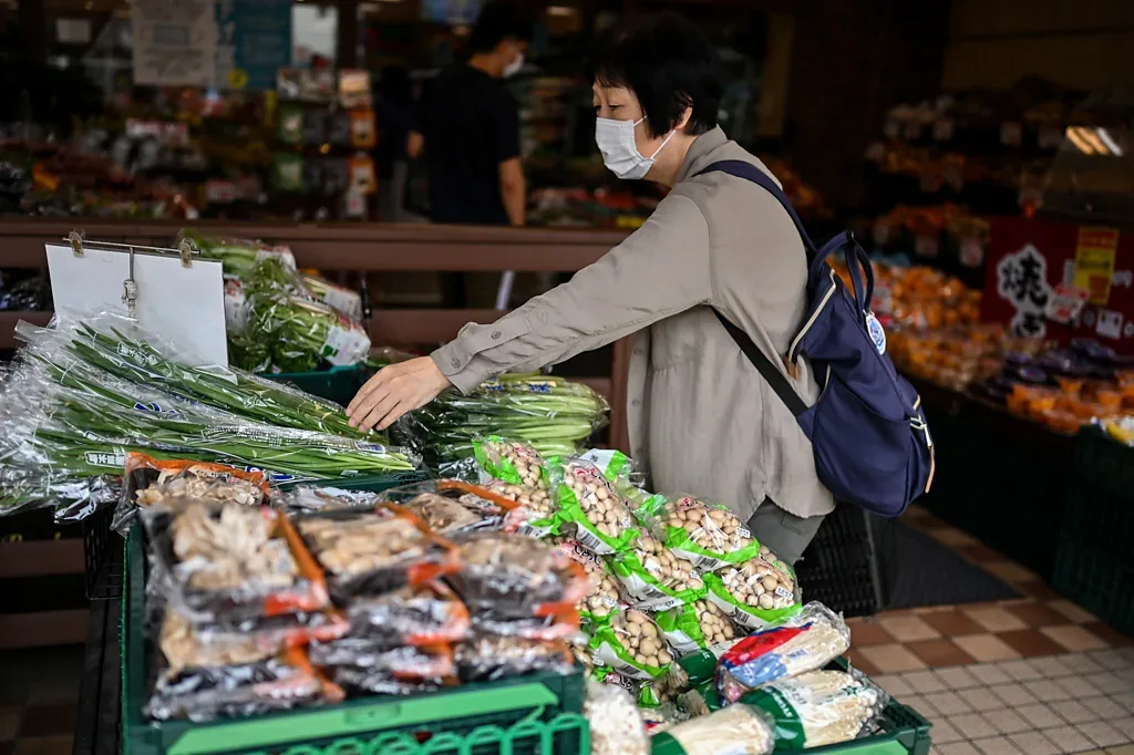 A Tokyo è difficile evitare la plastica monouso che non può essere riciclata (Credit: Charly Triballeau / Getty Images)