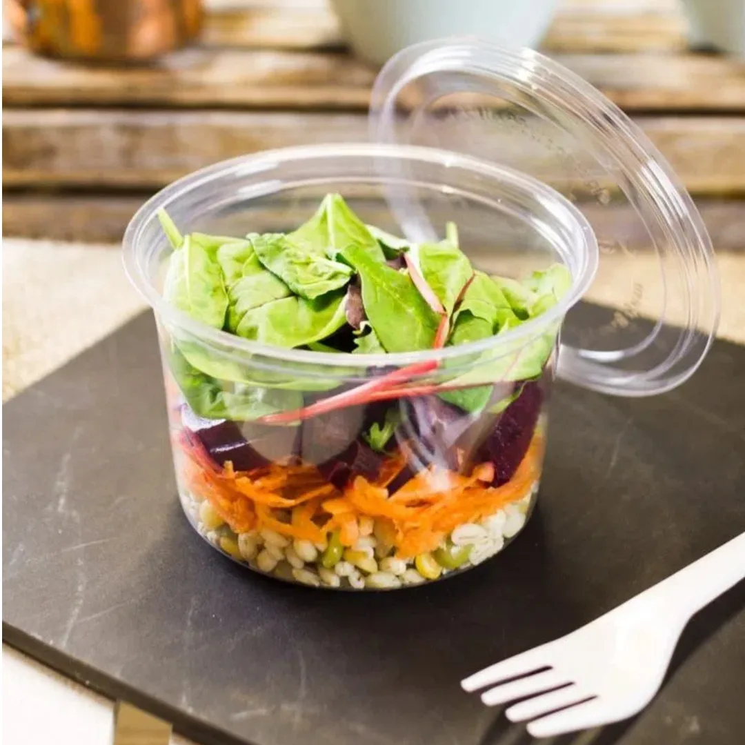 Transparente Salatschüssel aus PLA, gefüllt mit Blattgemüse und bunten Toppings, perfekt für kalte Mahlzeiten zum Mitnehmen.