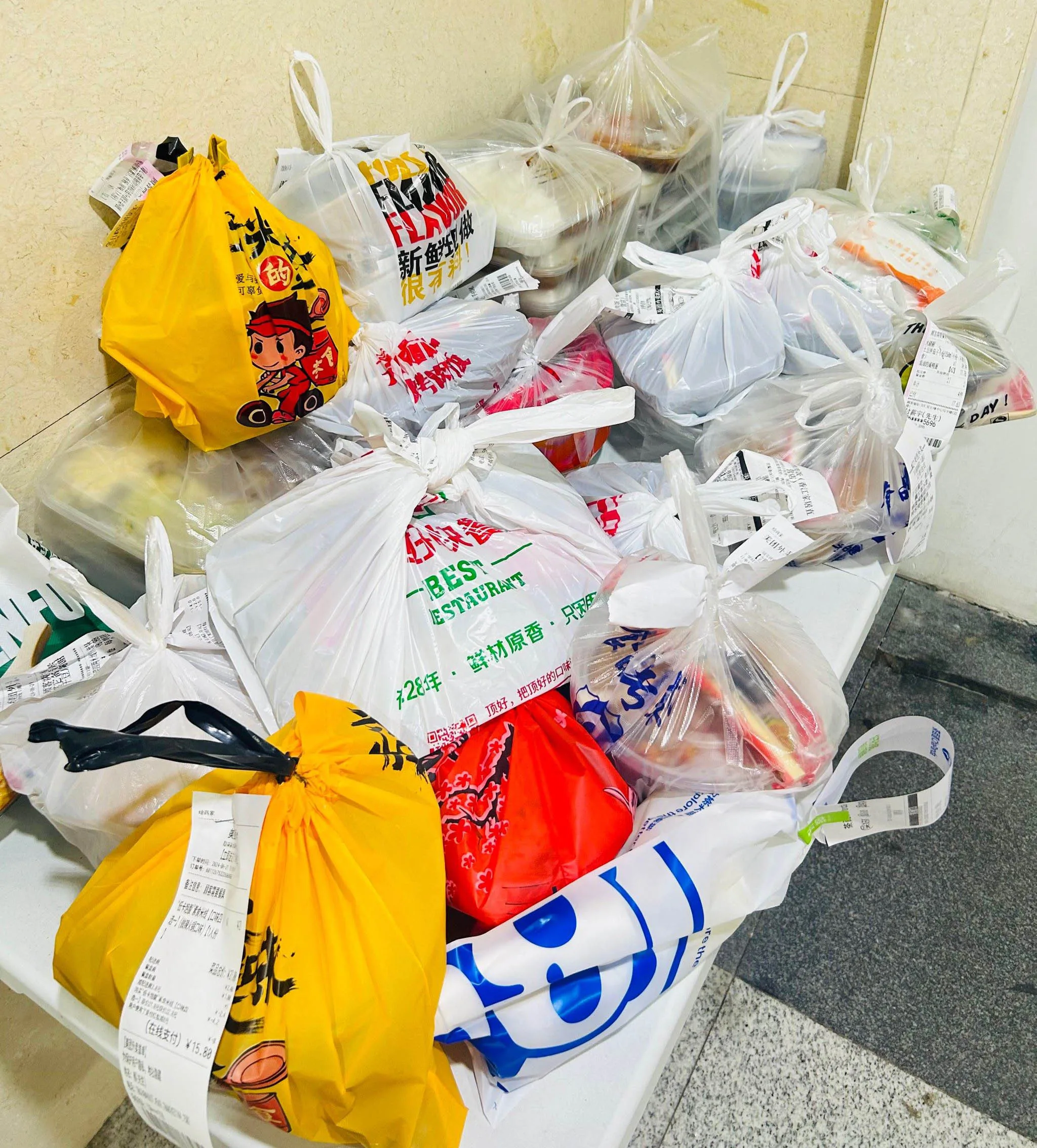 alle Arten von Lebensmittelverpackungen für die Lieferung zum Mitnehmen