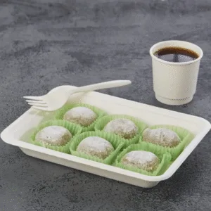 Vassoio alimentare in bagassa con dessert mochi e bicchiere di carta per servizio di asporto