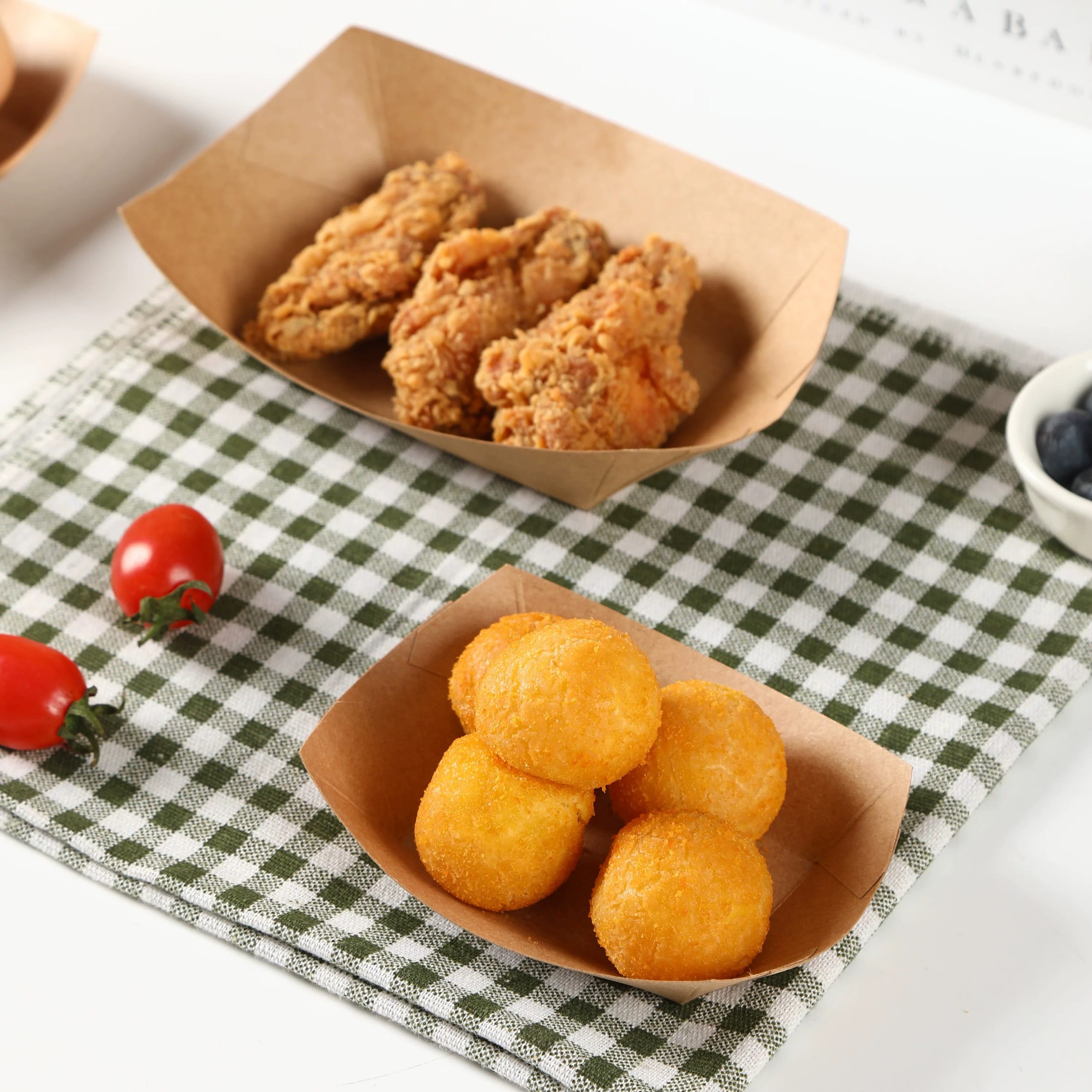 Kraft paper food trays filled with fried chicken and snacks, ideal for street food, market vendors, food trucks, and event catering.
