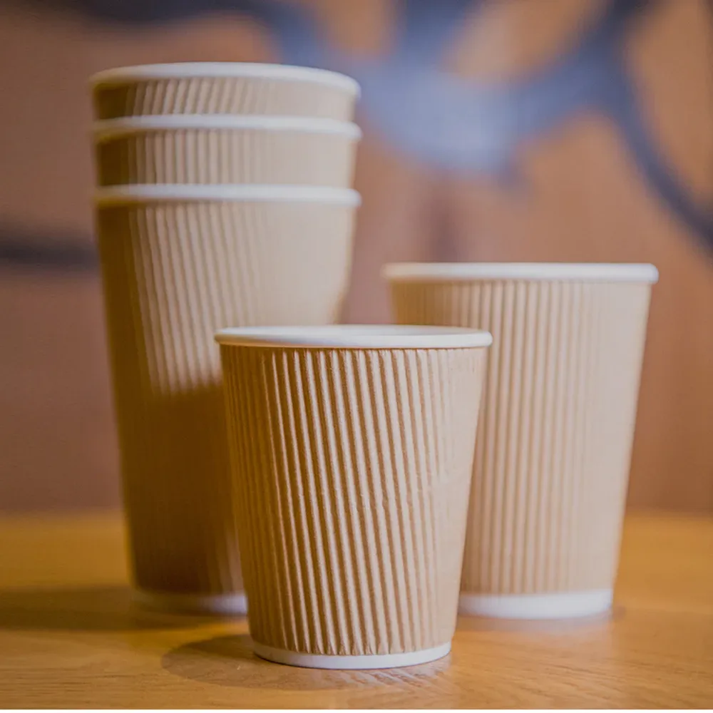 Gobelet en papier pour boissons chaudes avec couvercle sécurisé pour le café et le thé, conçu pour l'isolation thermique et un service de boissons à emporter sûr.