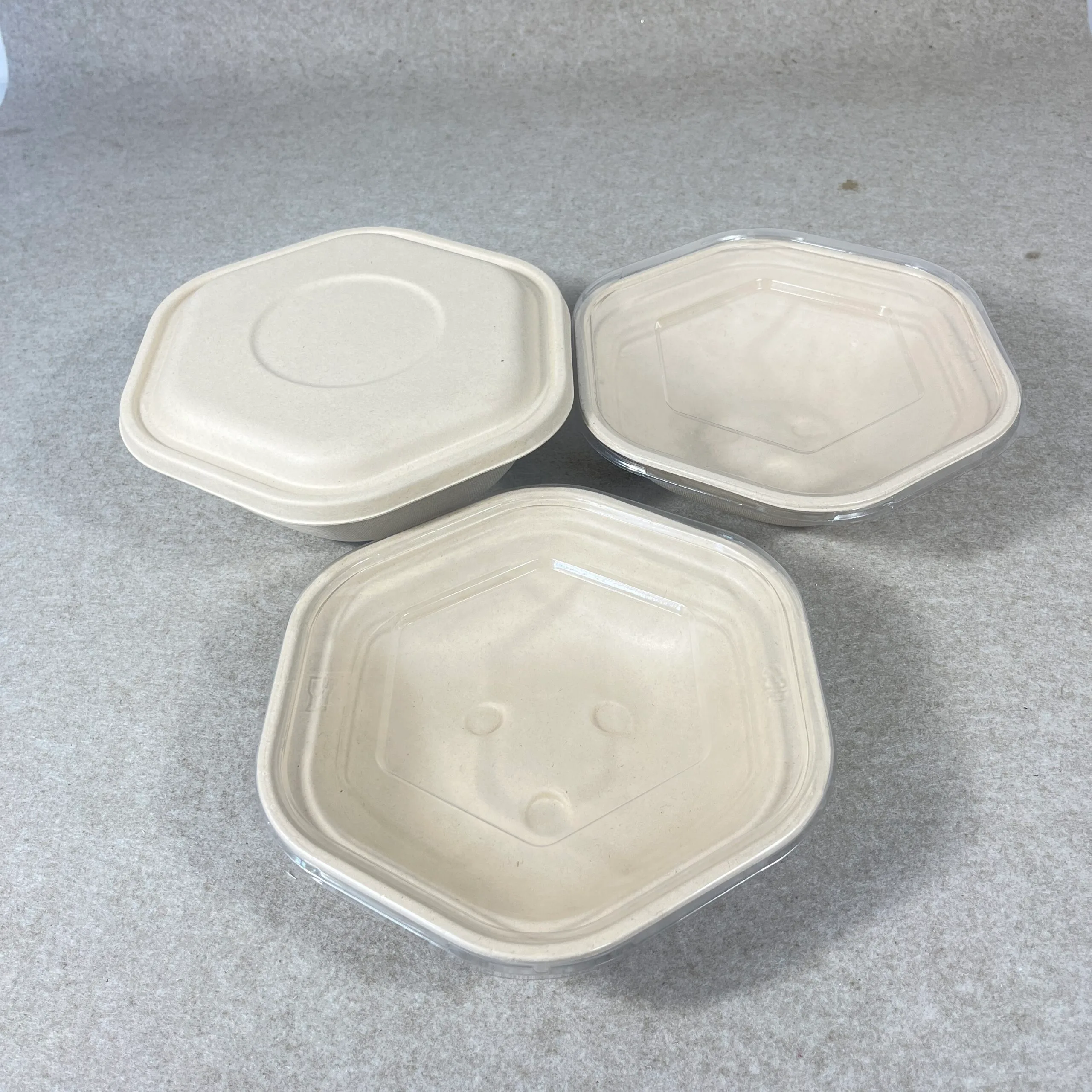Poke bowls with lids made from sugarcane bagasse for compostable takeaway packaging