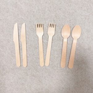 Cucharas y tenedores de madera desechables de borde liso