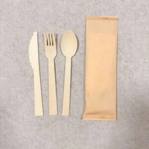 Set de cubiertos desechables de tenedores, cucharas y cuchillos de madera