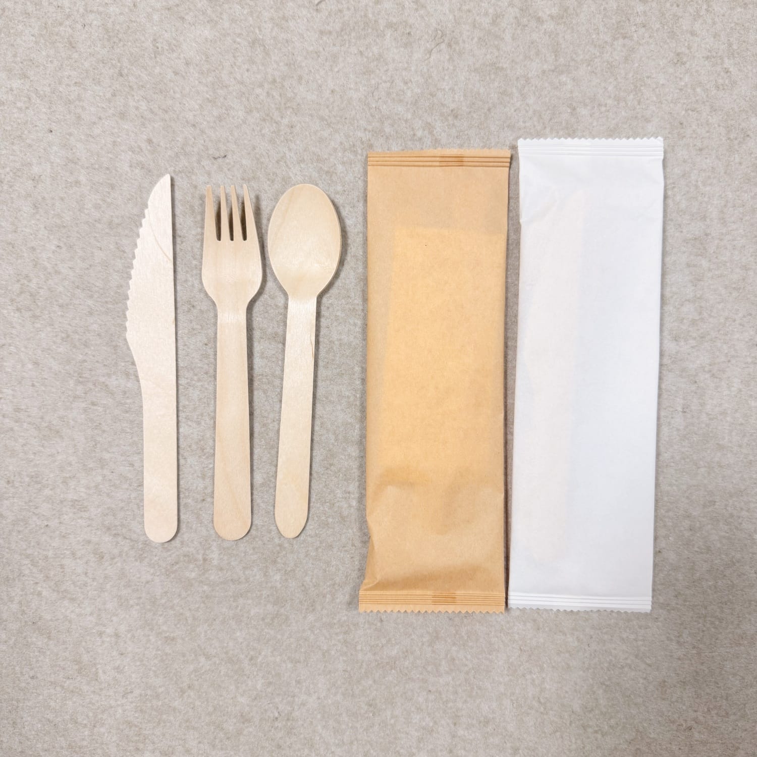 Einzeln verpacktes Holzbesteck-Set mit Holzlöffel und -gabel aus Birkenholz