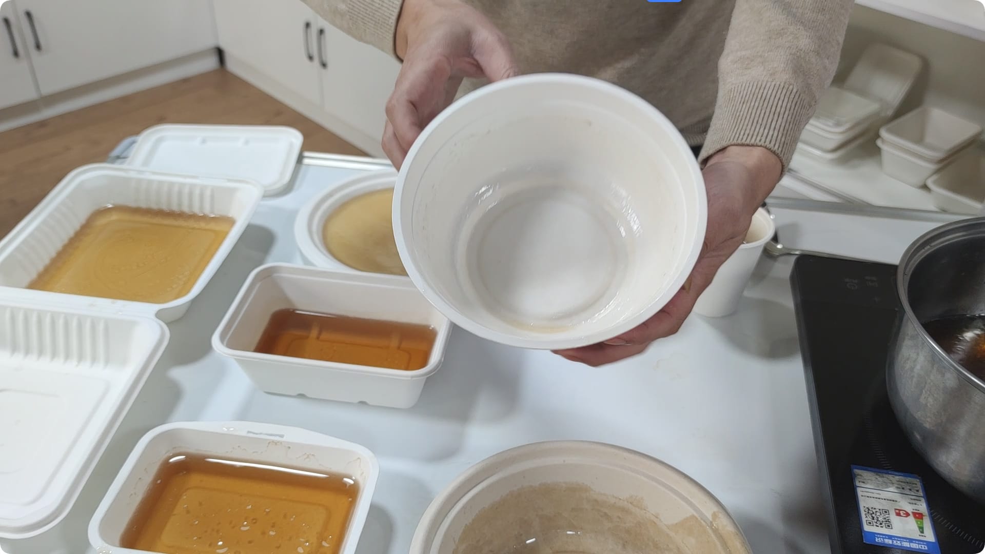 Afbeelding na de test van Bioleader® bagasse servies dat geen lekkage of olielekkage vertoont na testen op hoge temperatuur, waterdichtheid en oliebestendigheid.