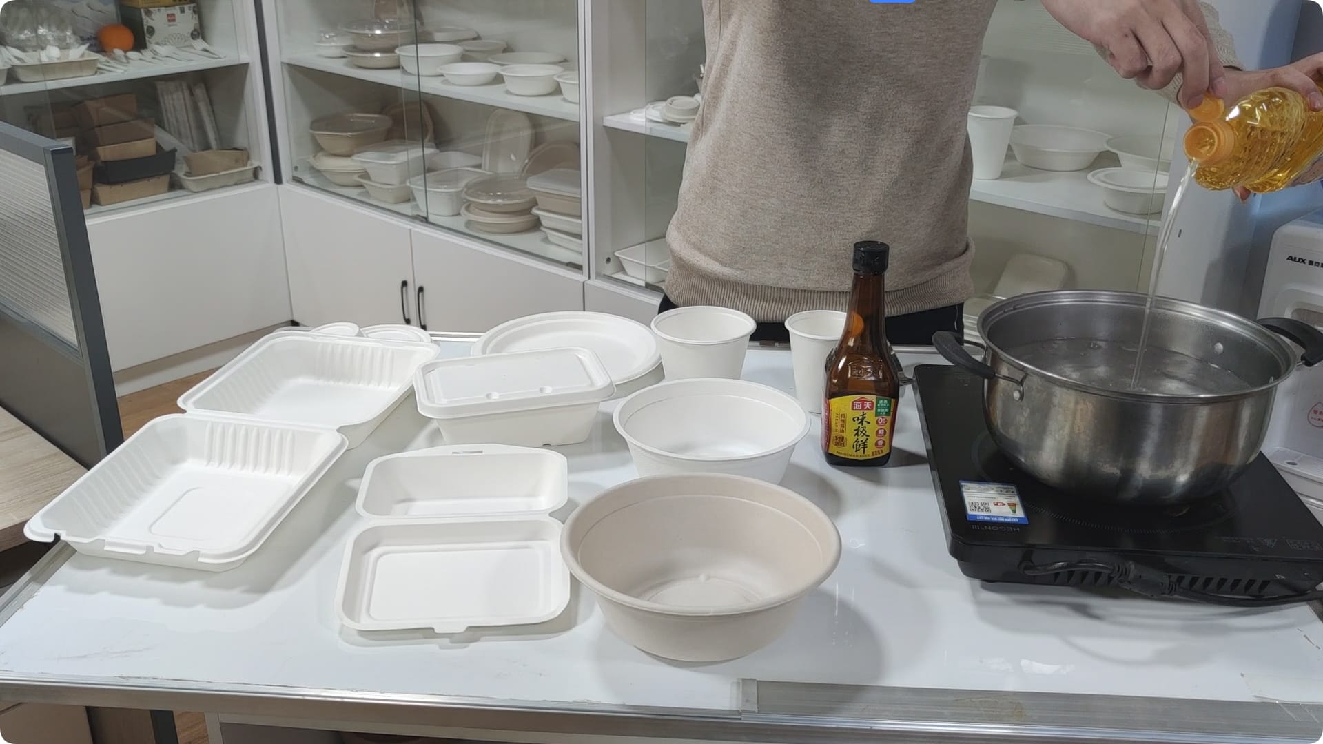 Testopstelling voor Bioleader® bagasse servies, inclusief blootstelling aan hoge temperaturen, olie- en wateronderdompelingstesten voor containers, borden en kommen.