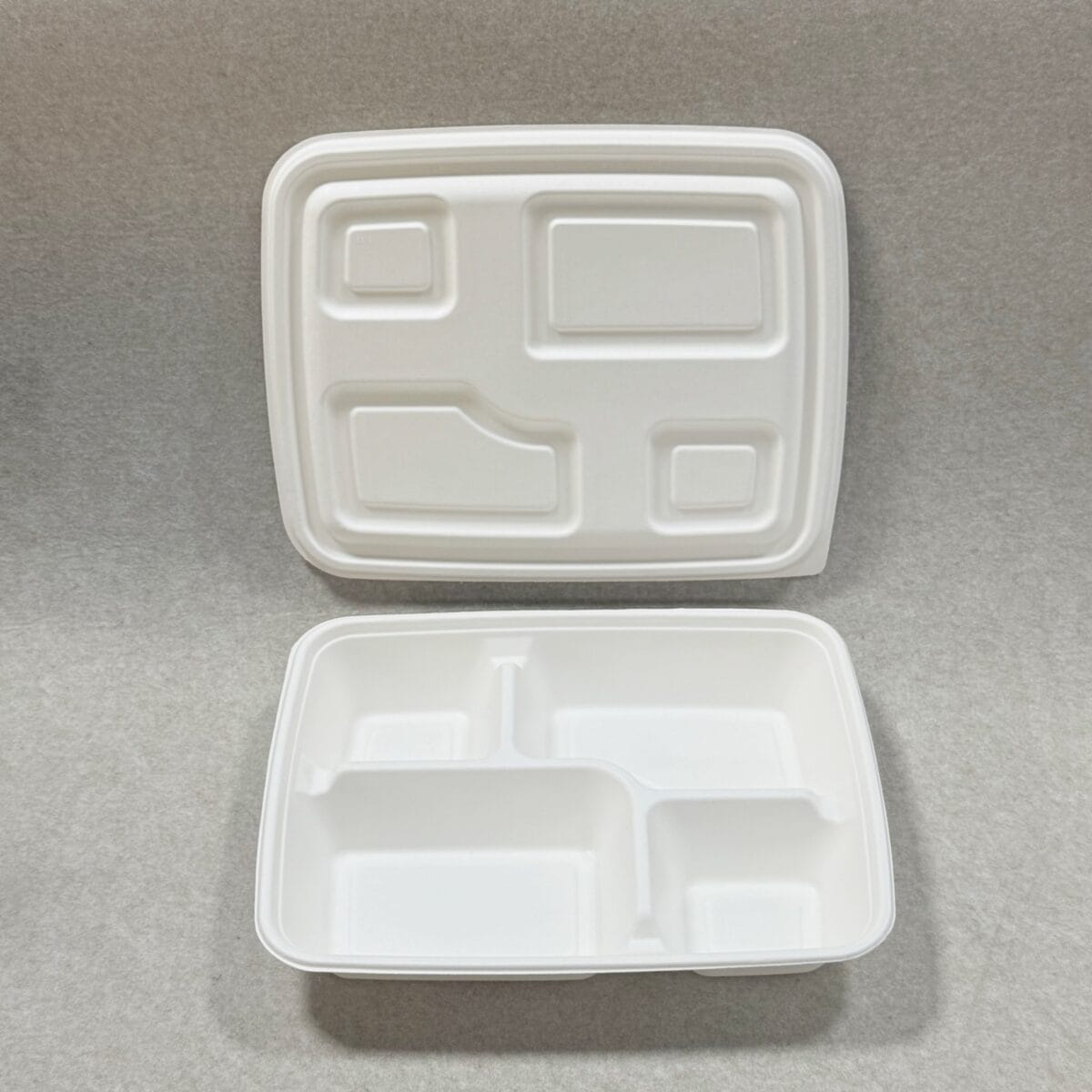 堆肥化可能な蓋付き4コンパートメント・ランチ・コンテナの寸法図。食事の分量、食品の小分け包装、持ち帰り用ボックスの選択に実用的なサイズであることを示す。.