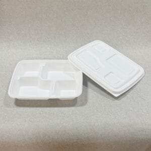 持続可能な食事パッケージングとプラスチック削減プログラムのための繊維ベースのパッケージングオプションを強調するバガス蓋付きBioleader堆肥化可能な4コンパートメントランチコンテナの表示画像。.