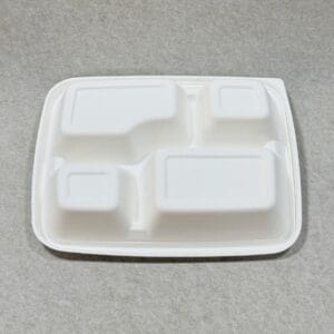 持続可能な食事パッケージングとプラスチック削減プログラムのための繊維ベースのパッケージングオプションを強調するバガス蓋付きBioleader堆肥化可能な4コンパートメントランチコンテナの表示画像。.