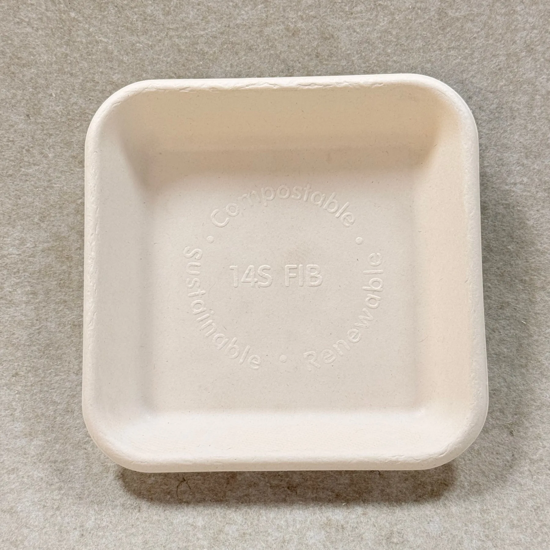 La bandeja compostable para aperitivos Bioleader 6 x 6, fabricada a partir de bagazo de caña de azúcar, es ideal para servir aperitivos, llevar, exponer en comercios y envasar alimentos sin plástico.