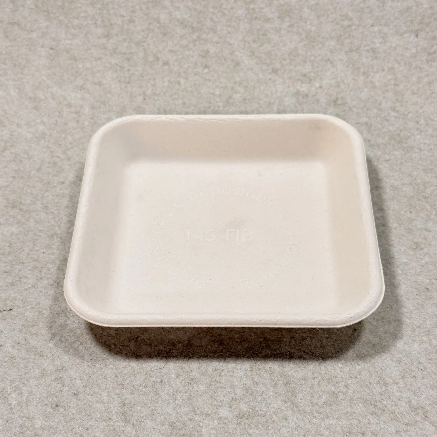 Vista dimensional de la bandeja compostable para aperitivos 6 x 6, que muestra la longitud, la anchura y el tamaño práctico de la bandeja para servir aperitivos, envasar para llevar y exponer alimentos al por menor.