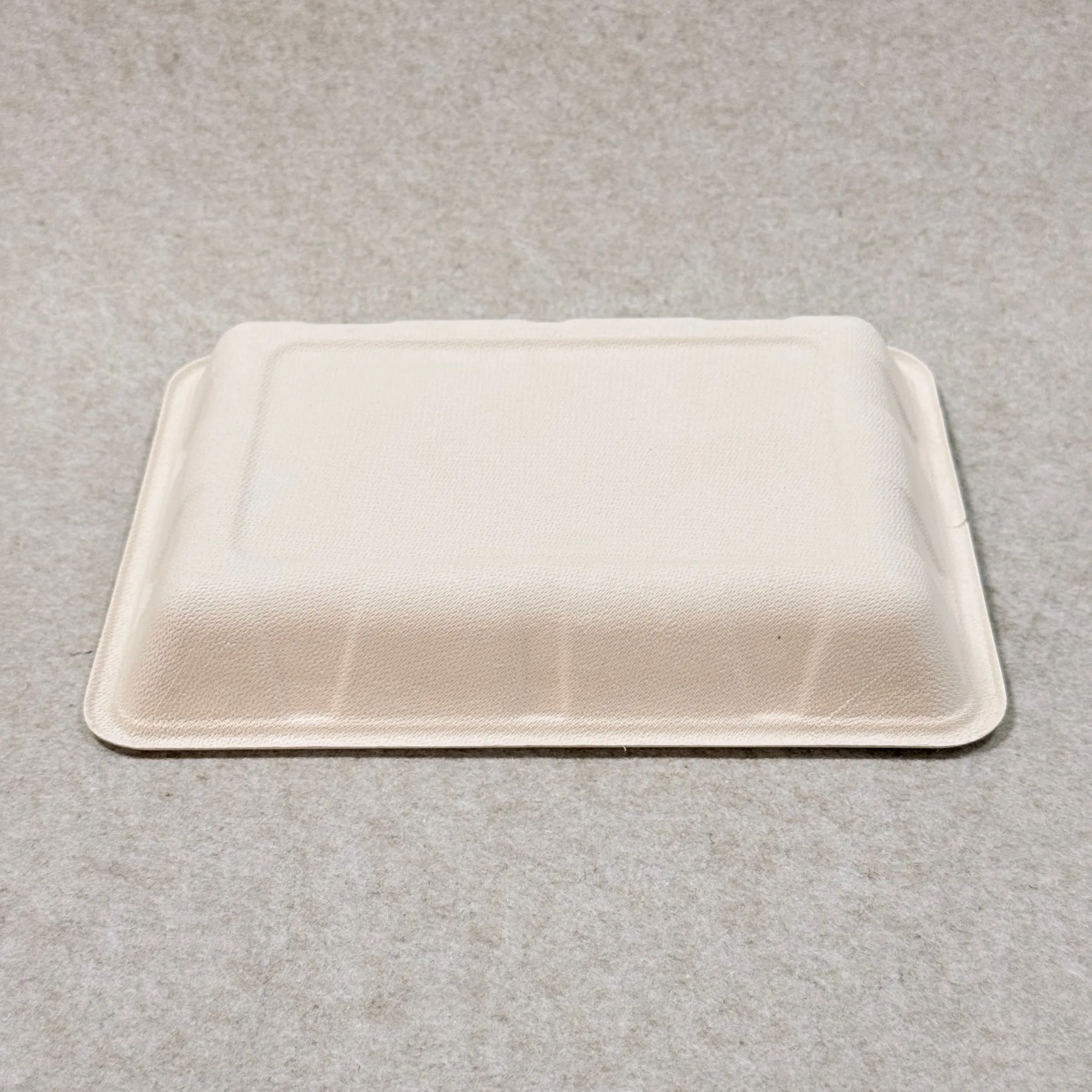 Dettaglio del vassoio per frutta e verdura in polpa di cellulosa che mostra la struttura della polpa stampata e la finitura dei bordi