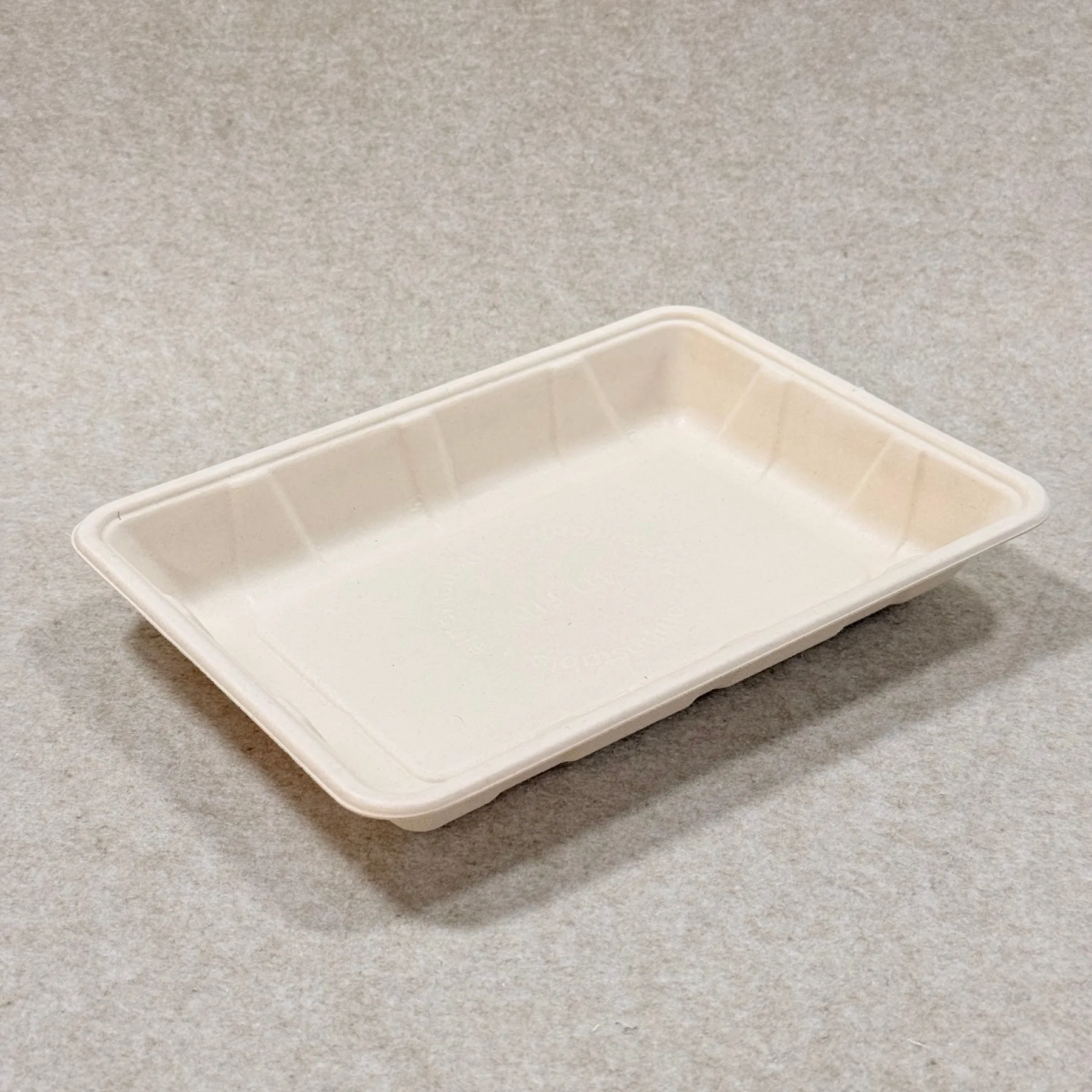 Vista d'ingombro del vassoio per frutta e verdura in polpa di cellulosa 10 x 7, con indicazione della lunghezza, della larghezza e delle dimensioni pratiche per il confezionamento dei prodotti, l'esposizione al dettaglio e la selezione degli imballaggi.