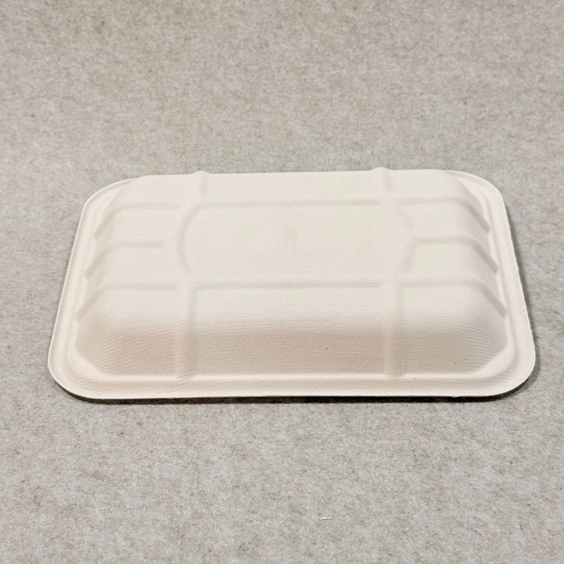 Abbildung der Bioleader-Schale aus geformtem Zellstoff für Fleisch und Geflügel, die das plastikfreie Material, den ökologischen Wert der Verpackung, die robuste Konstruktion und die Eignung für die Verpackung von Fleisch und Geflügel hervorhebt.