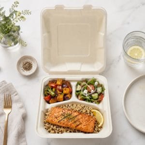 Detailweergave van composteerbare bagasse clamshell-container met drie vakken voor foodserviceverpakkingen