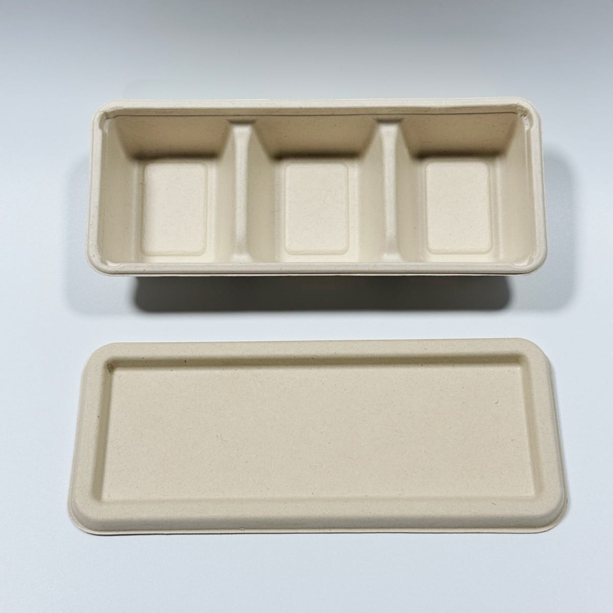 バイオリーダー社製 生分解性食品トレー 堆肥化可能な3コンパートメントサトウキビ寿司ボックス 蓋付き 9 x 4インチ