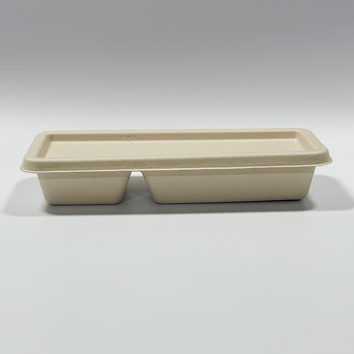 Plateau à sushis 9 x 4 en bagasse de canne à sucre à deux compartiments avec couvercle pour restaurants et comptoirs d'épicerie fine