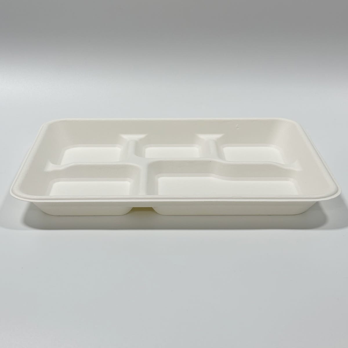 PFAS-Free 5-compartment sugarcane school tray for cafeteria lunch service