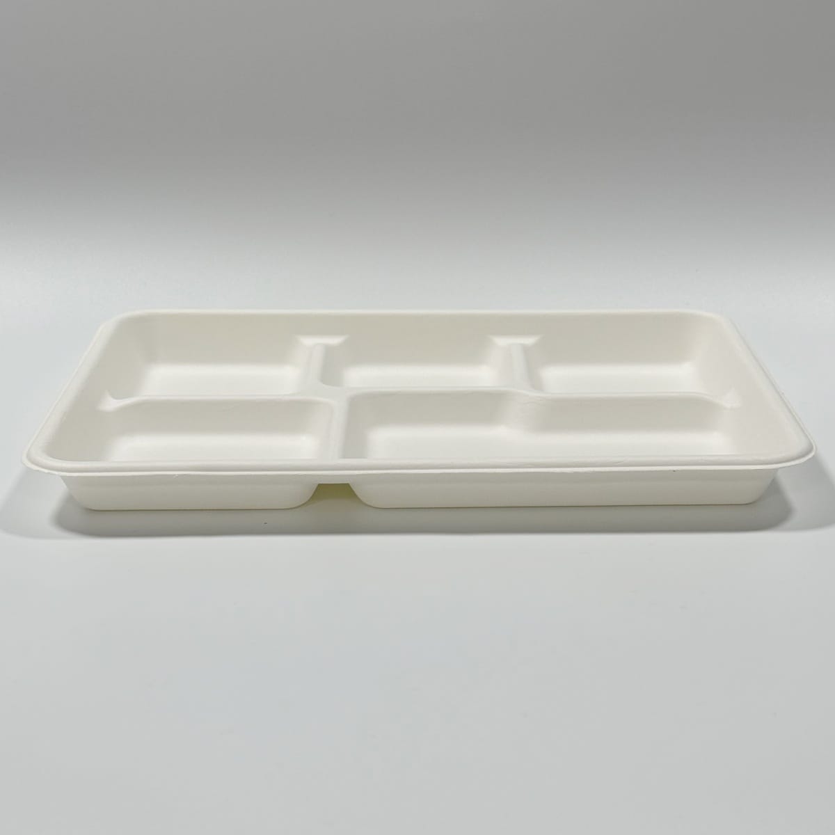 Plateau alimentaire jetable en bagasse à 5 compartiments pour les repas scolaires et la restauration collective