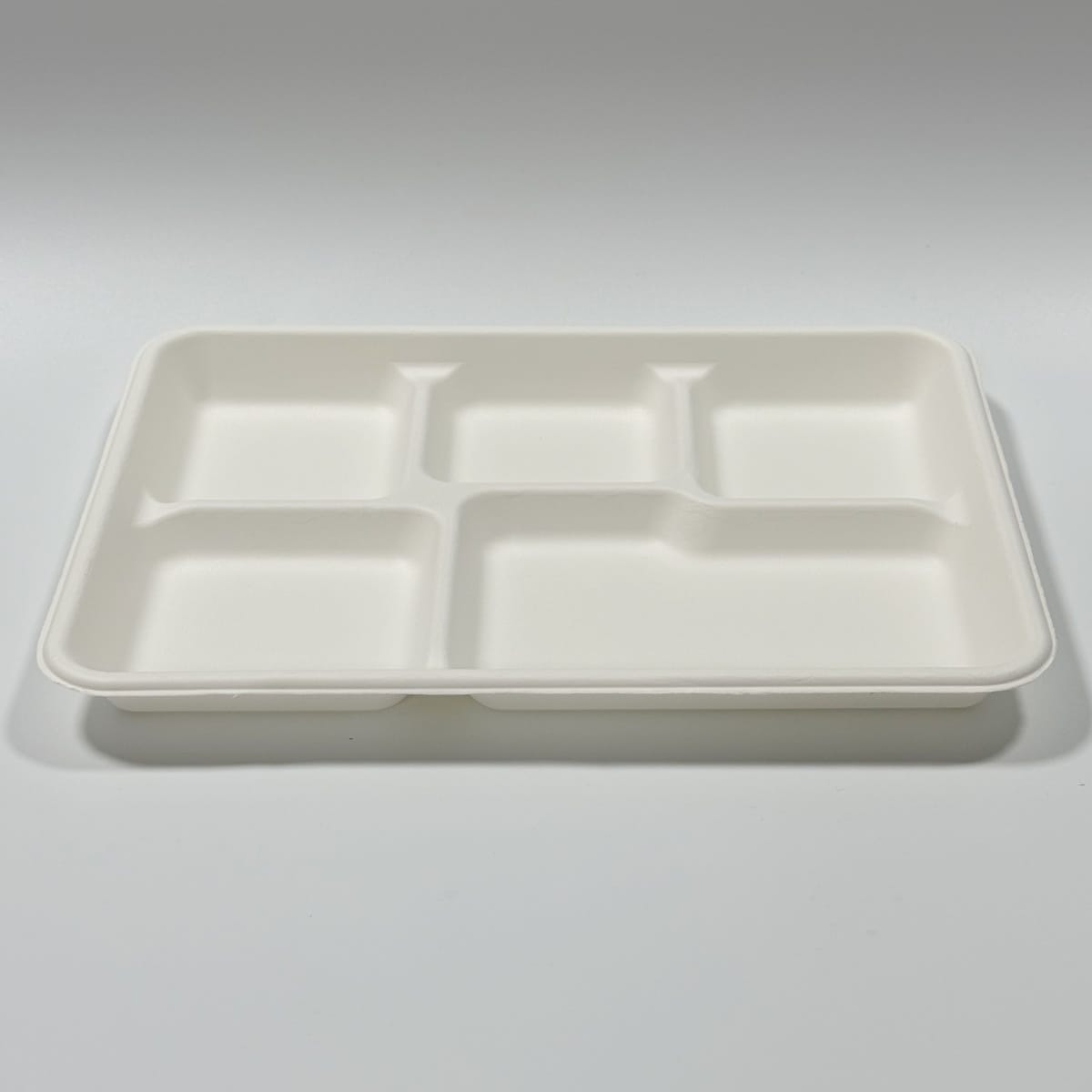 Plateau repas compostable à 5 compartiments en canne à sucre pour le service de repas en cafétéria