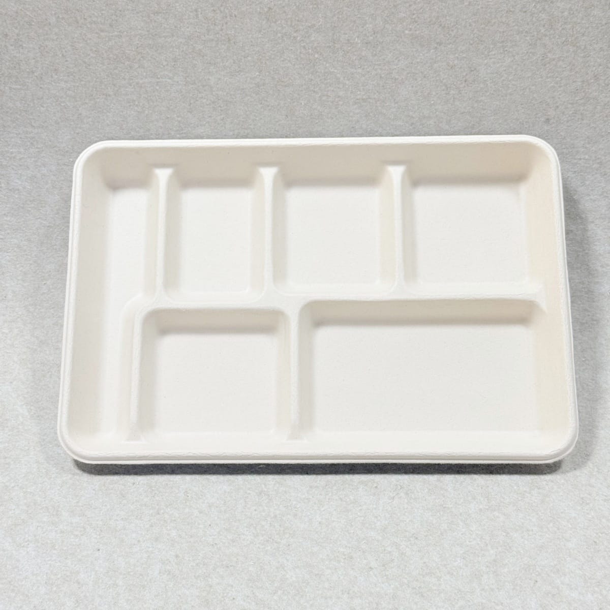 Tabuleiro de cafetaria descartável com 6 compartimentos Tabuleiro de bagaço sem PFAS de 12,5 x 8,5 polegadas da Bioleader